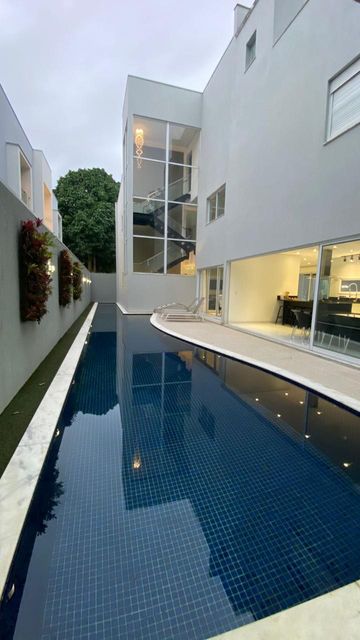 A piscina ampla e convidativa, o centro das atenções na área externa.