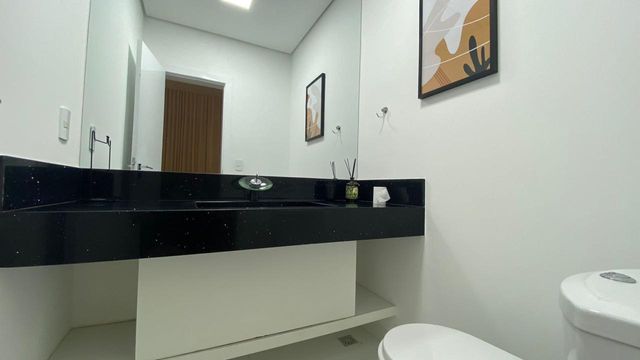 O lavabo no andar social, com decoração sofisticada.