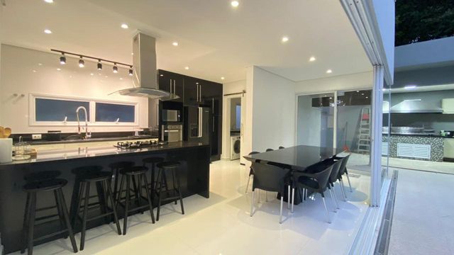 A cozinha completa com vista para a área de serviço.