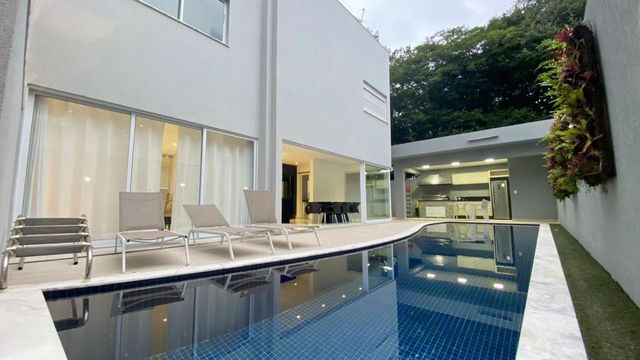 A área de lazer na edícula, um espaço versátil para diversão e relaxamento.