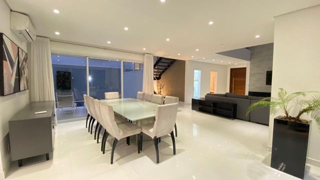 O espaço de jantar integrado, ideal para refeições em família e com amigos.