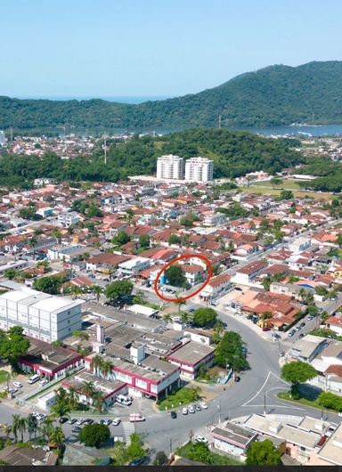 O interior que você precisa. Com 292,56 m² de área construída, o imóvel conta com uma estrutura pronta para ser adaptada. Os ambientes são versáteis e permitem a instalação de salas de atendimento, recepção e áreas administrativas com facilidade.