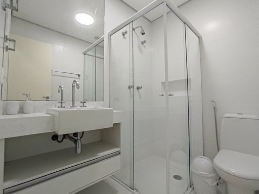 Um dos três banheiros, com design clean e moderno.
