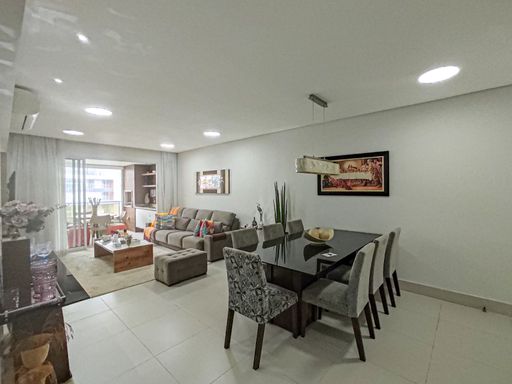 Os ambientes integrados, que criam uma sensação de espaço e fluidez.