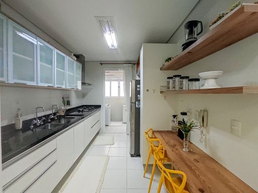 A cozinha completa, com bancadas amplas e um layout funcional.
