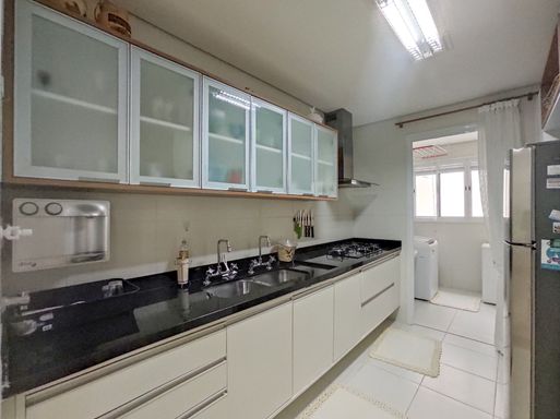 Detalhe da cozinha, mostrando os eletrodomésticos.