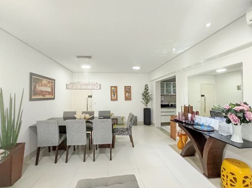A sala de jantar, harmonizando com os ambientes integrados.