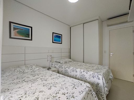 A funcionalidade e o design dos armários embutidos, garantindo organização e otimização do espaço em todas as suítes.