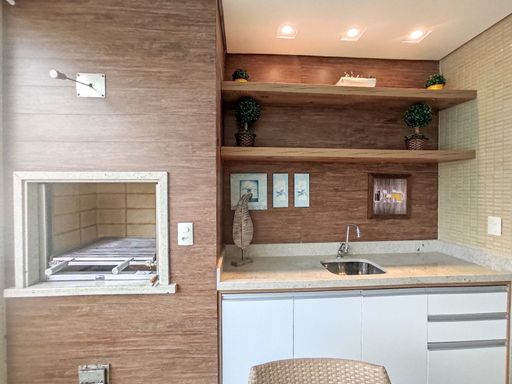 Detalhe da área gourmet, mostrando a organização e os armários.