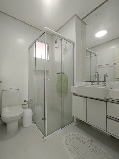 O banheiro de uma das suítes, com acabamentos de alta qualidade.