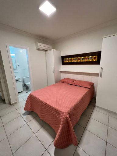 Seu santuário particular: uma suíte deslumbrante, com armários sob medida e o aconchego do ar condicionado, prometendo noites de sono serenas e revigorantes na Riviera.