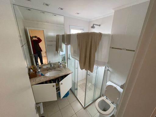 Banheiros com acabamentos de alto padrão e design elegante, oferecendo um verdadeiro refúgio de bem-estar.