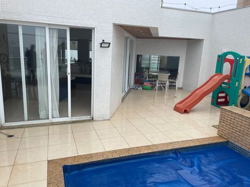 A piscina privativa, seu oásis particular de lazer com vista para o horizonte.