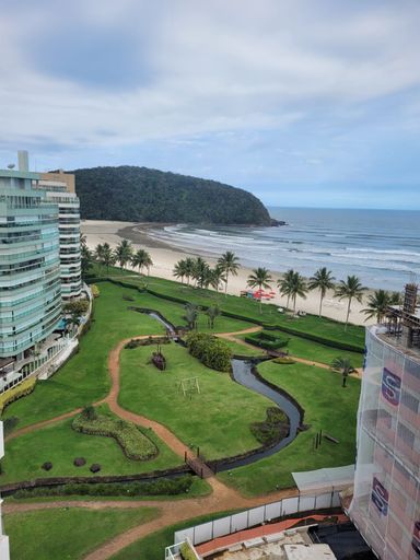 O grande terraço com vista panorâmica que se estende por toda a orla.