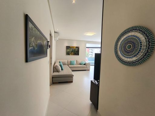 A sala de estar, com seu design moderno e convidativo.
