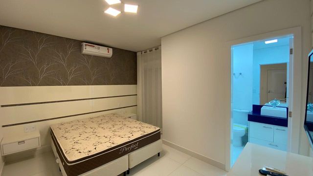 A elegante escadaria interna, com um design que valoriza a arquitetura do sobrado triplex.