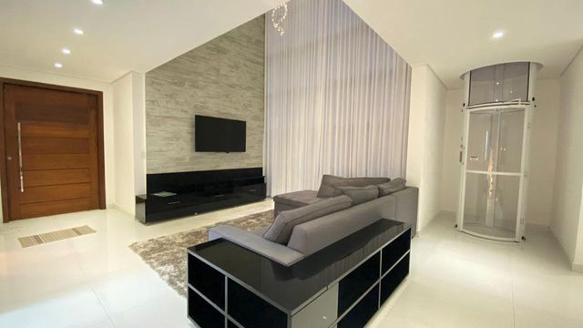 Um dos outros ambientes da sala, mobiliado para descanso ou leitura.