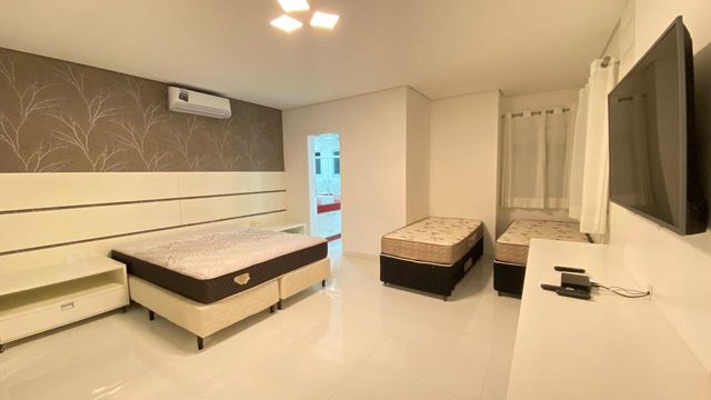 A segunda suíte, com decoração clean e funcional.