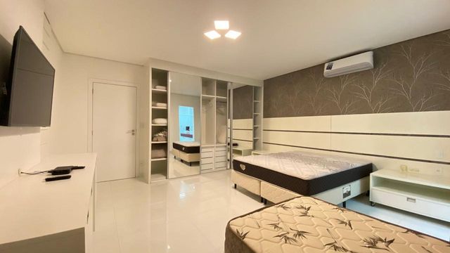 A iluminação planejada que realça a beleza da decoração e dos móveis planejados.