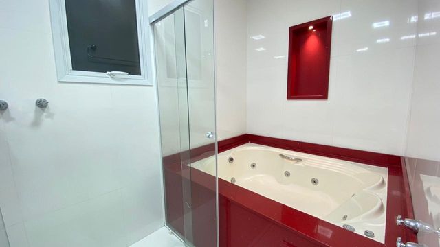 O banheiro da suíte master com uma relaxante banheira.