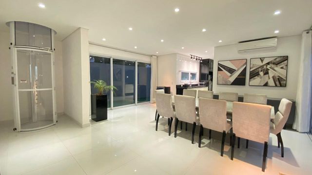 A cozinha em vista panorâmica, mostrando a integração com a sala