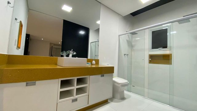 Um dos 6 banheiros, com design moderno e acabamentos de alto padrão.