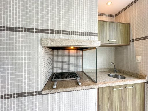A área de churrasco privativa, pronta para o uso.