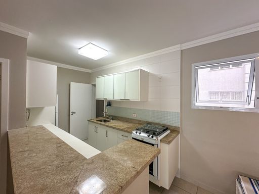 A cozinha americana, com seu design moderno e funcional, é totalmente equipada, tornando o preparo de refeições prático e agradável.