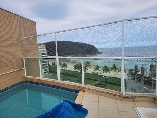 A varanda com vista para o mar, o cenário perfeito para relaxar ao som das ondas.