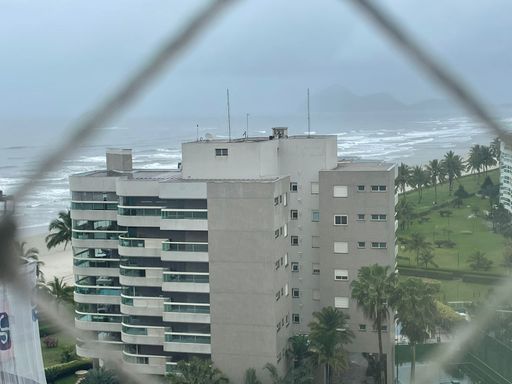 A entrada imponente da cobertura penthouse na Riviera, um convite ao luxo