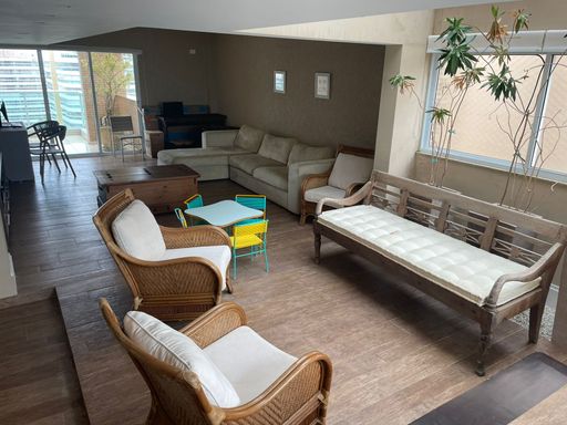 A sala de estar, com design moderno e ambientes integrados para um convívio perfeito.