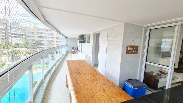 A sacada espaçosa, um verdadeiro refúgio ao ar livre com a brisa do mar.