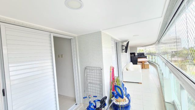 A elegância do Edifício Acquarela Riviera, um prédio com arquitetura imponente.