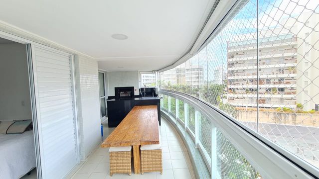 A deslumbrante vista panorâmica da sacada, ideal para apreciar a paisagem da Riviera.