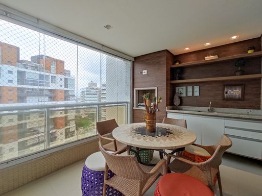 A área de churrasco privativa, pronta para um encontro com amigos.