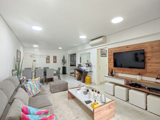 Outro ângulo da sala de estar, mostrando a decoração e a iluminação.