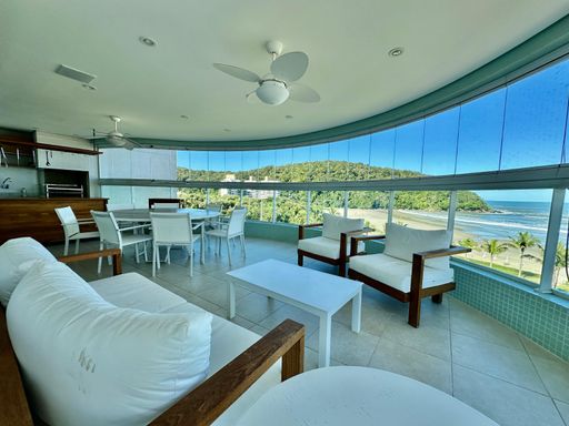 O aconchego da sala de estar, decorada com móveis de design e detalhes elegantes.