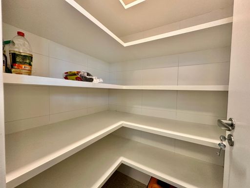 O estilo e a funcionalidade dos armários embutidos, presentes em todos os cómodos.