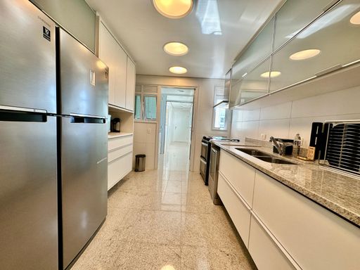A modernidade da cozinha, com bancadas de alto padrão e acabamento impecável.