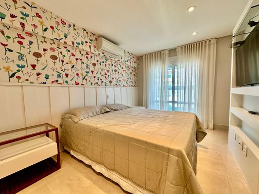 Detalhes de um dos quartos, com a garantia de conforto do ar condicionado.
