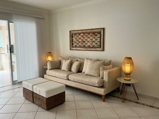 Onde o conforto encontra a sofisticação: uma sala de estar ampla e integrada, banhada pela luz natural, convidando a momentos inesquecíveis com quem você ama na Riviera.