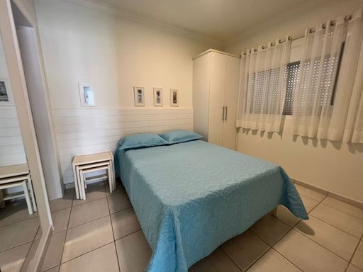 Um dos aconchegantes quartos com armários e ar condicionado, ideal para toda a família desfrutar da Riviera.