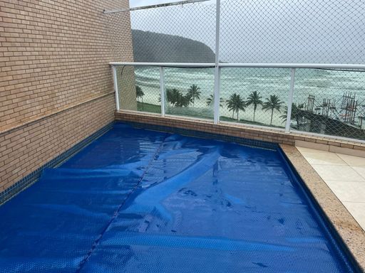 A vista da varanda, onde a piscina se encontra com o horizonte.
