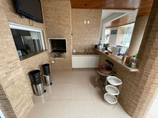 A área de churrasco completa, pronta para seus encontros com amigos e família.