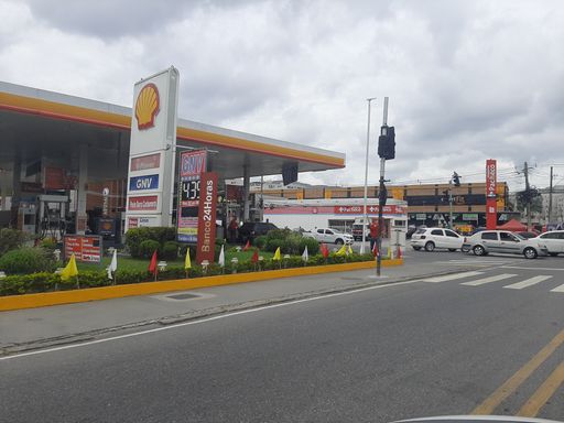 Posto gasolina, supermercado Adorai e outros