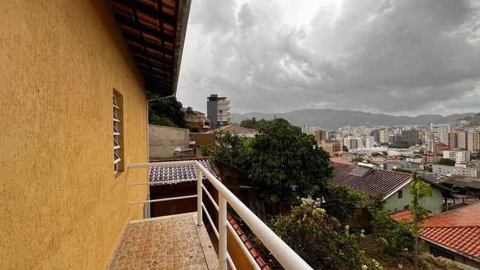 varanda com vista para cidade e serra