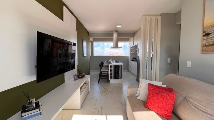 Sala com painel de tv, integrada a cozinha