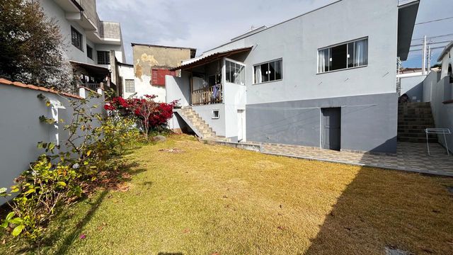 Quintal com vista da fachada