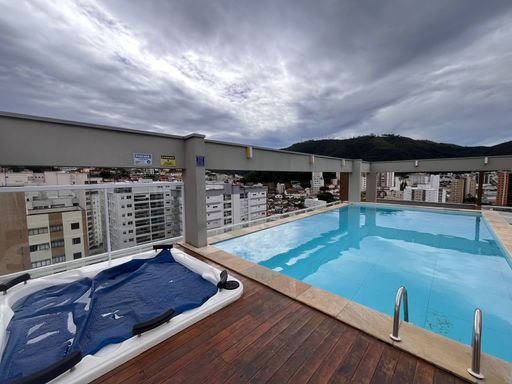Piscina mais jacuzzi