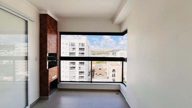 Varanga gourmet com churrasqueira a carvão toda fechada em vidro